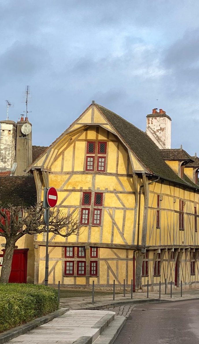 Maison du Dauphin - Bâtiment emblématique récemment acquis par la municipalité.