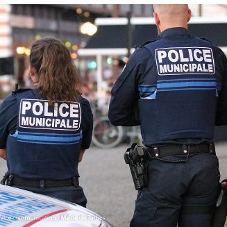 Mais que fait la police ? 2 policiers municipaux de dos
