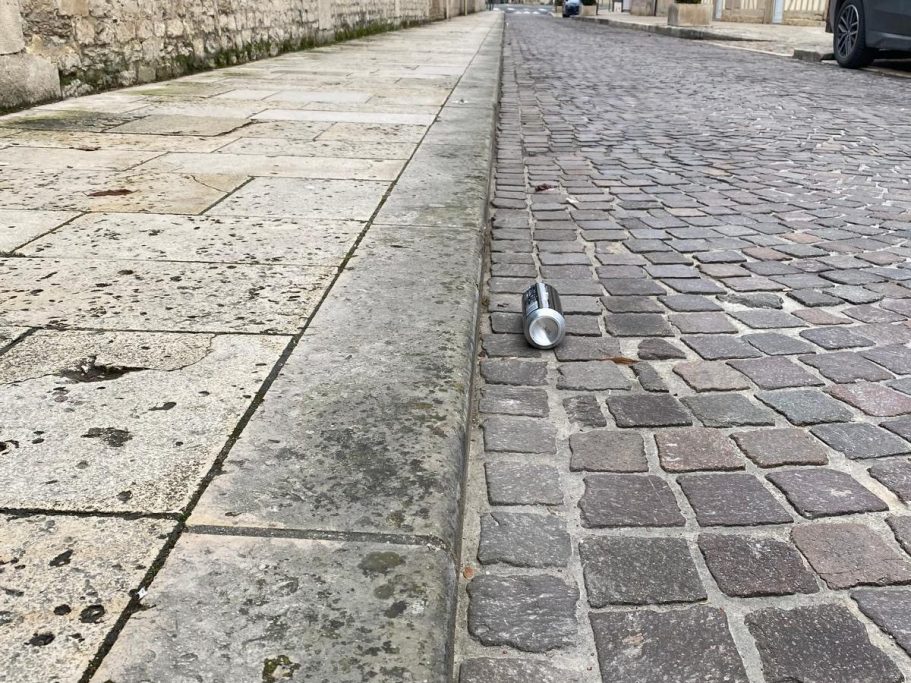 Rue troyenne avec déchets Rue troyenne avec déchets