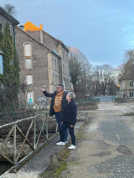 Loëtitia Beury devant le Moulin de la Rave