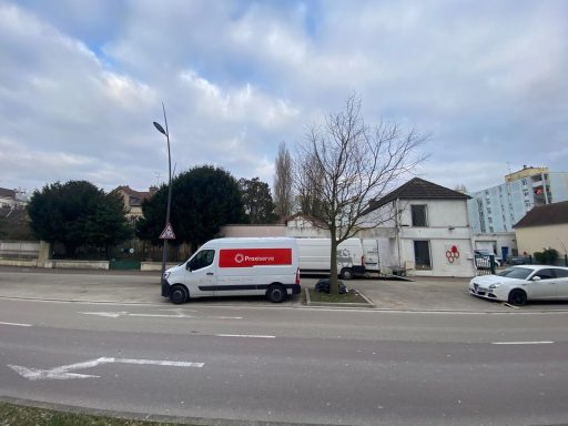 Camion de livraison stationné dans une rue des Vassaules