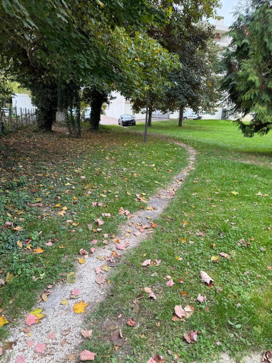 petits sentiers tracés dans l’herbe ou sur les talus